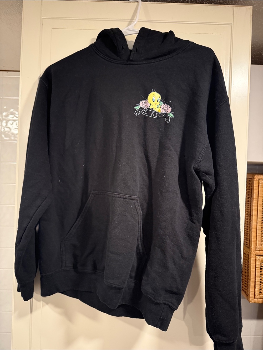 Looney tunes Black Tweety 'Be Nice' Graphic Hoodie size medium 5:7🎶